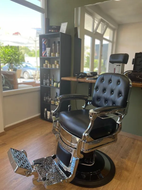 FOTO: OTVOREN JE BARBER MATE! Nogometni genij Mate Čolak u svom frizerskom salonu radi najbolje frizure 6