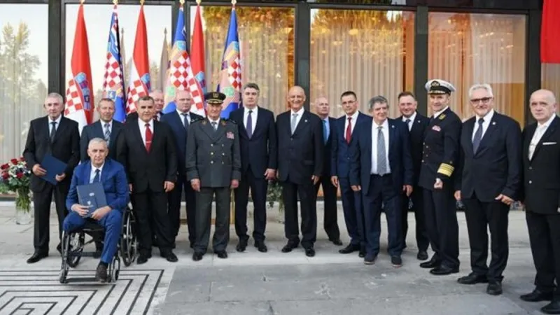 Milanović uručio počasne činove i odlikovanja hrvatskim braniteljima