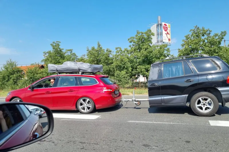KRIZA ILI IDEJA: Njemci prepolovili auto i napravili prikolicu