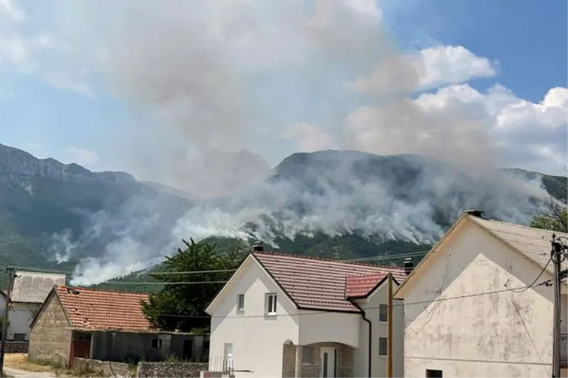 Bez pomoći iz zraka gasitelji zbog nepristupačnog terena teško će s vatrenom stihijom na Kamešnici