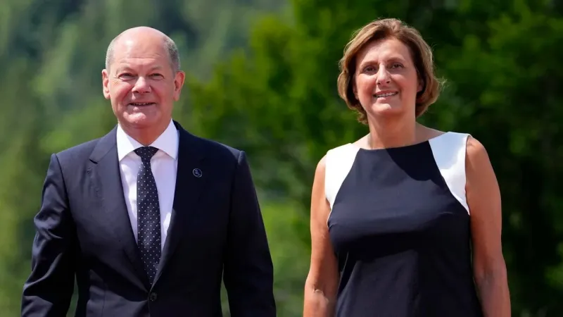 Scholzovi u smeće bacili povjerljive dokumente, susjedi 'kopali' po smeću pa ih pronašli