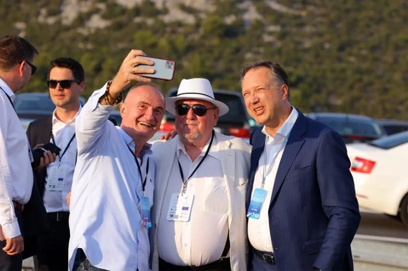 I Mate Bulić stigao na otvorenje Pelješkog mosta, atmosfera je svečana