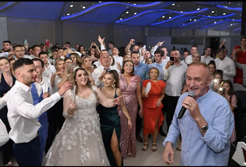 U jednoj večeri Mate Bulić zapjevao u trojim, hercegovačkim svatovima! Izvrsno se oporavlja