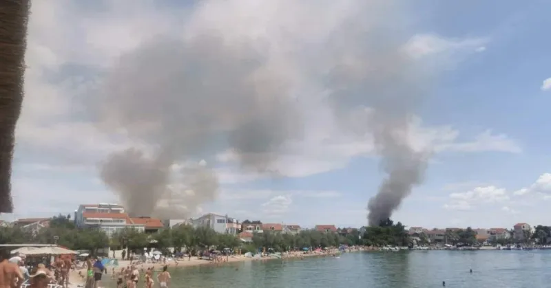 Šibenik u plamenu, gori na više lokacija, stigla 3 kanadera, zatvaraju se ceste...