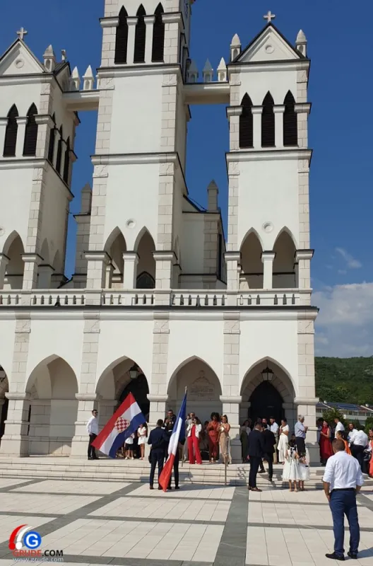 GRUDE: Zastave Hrvatske i Francuske vijore pred Crkvom! I Francuzi pjevaju 'Moja Hercegovina' 1