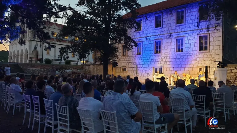 FOTO: U prekrasnom ambijentu predstavljene knjige Nikole Kujundžića 8