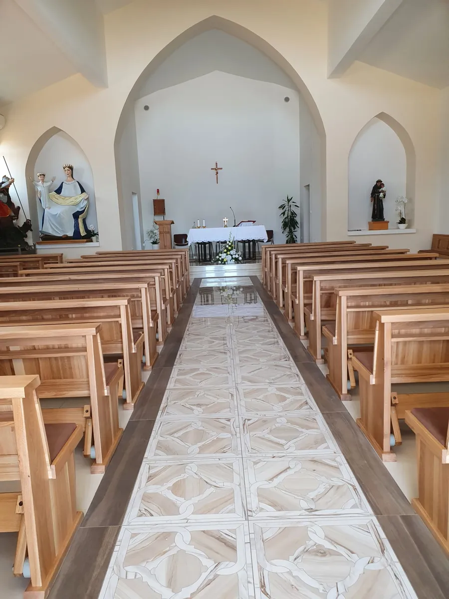 FOTO: Fra Stanko sa župljanima zaokružio uređenje crkve u Dragićini, klupe darovao Borajni 1