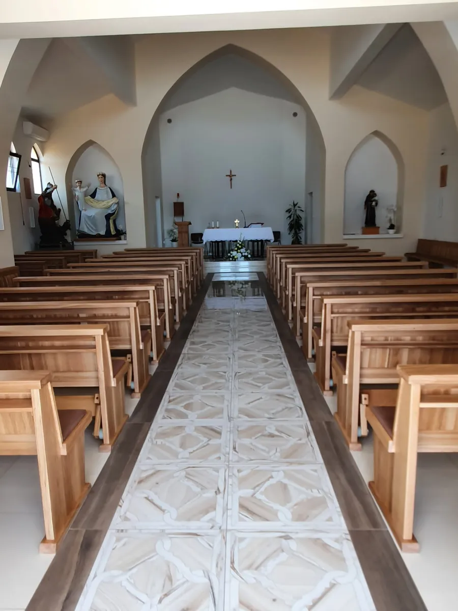FOTO: Fra Stanko sa župljanima zaokružio uređenje crkve u Dragićini, klupe darovao Borajni 2