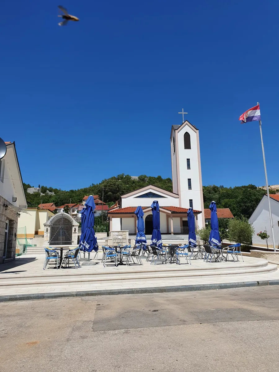 FOTO: Fra Stanko sa župljanima zaokružio uređenje crkve u Dragićini, klupe darovao Borajni 8