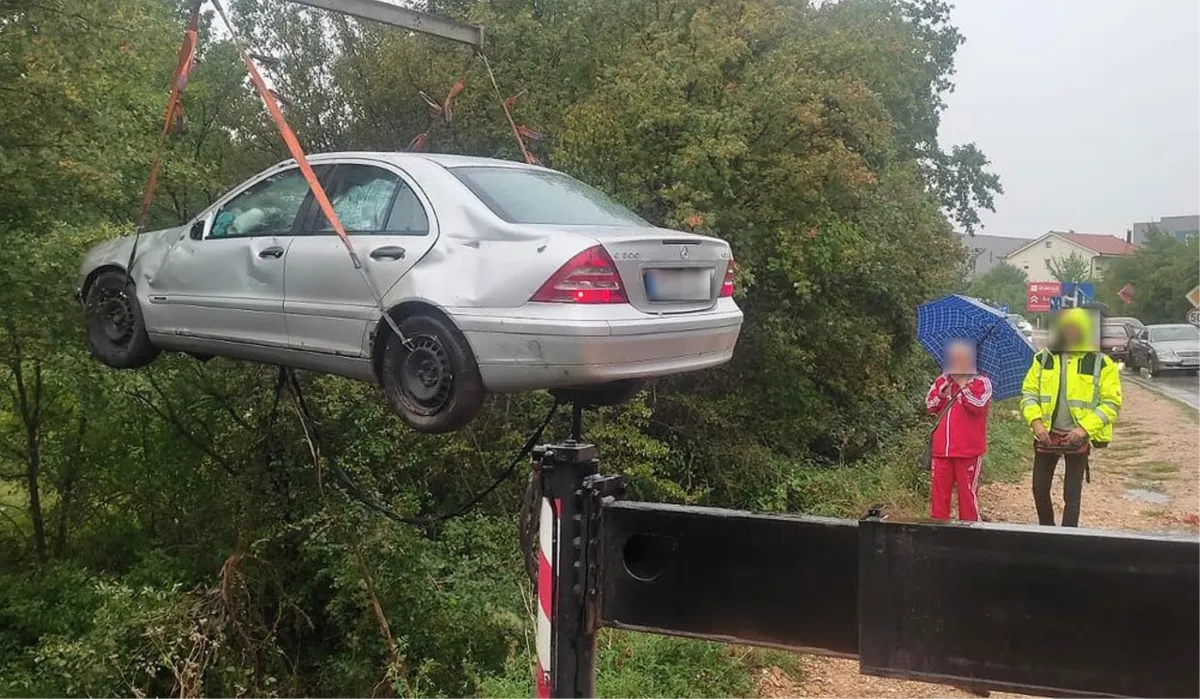 Automobil u Širokom Brijegu završio na krovu nakon slijetanja s ceste