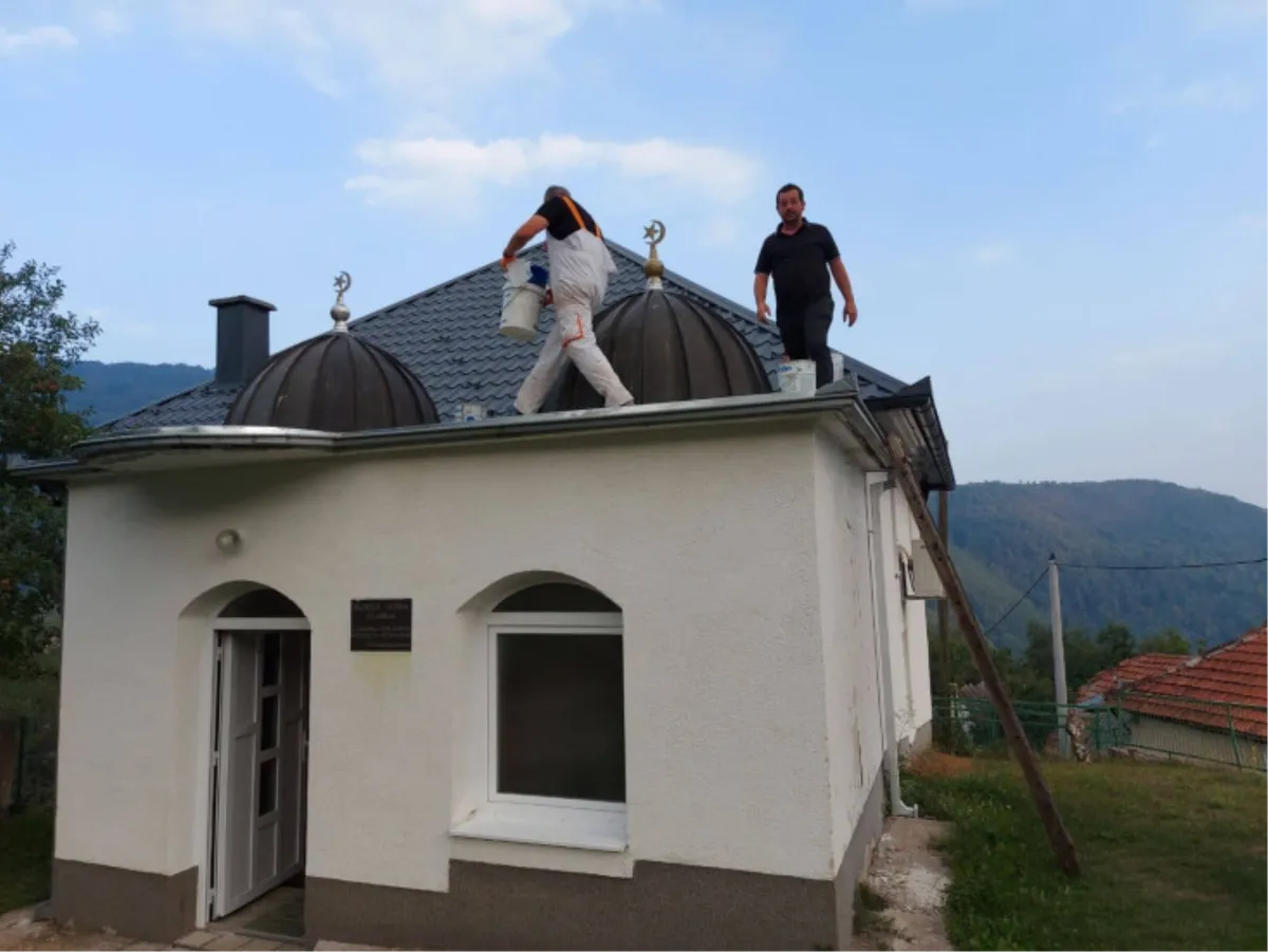 Slavko i njegov sin, svećenik Branko, obnovili džamiju u Rami koja je prokišnjavala