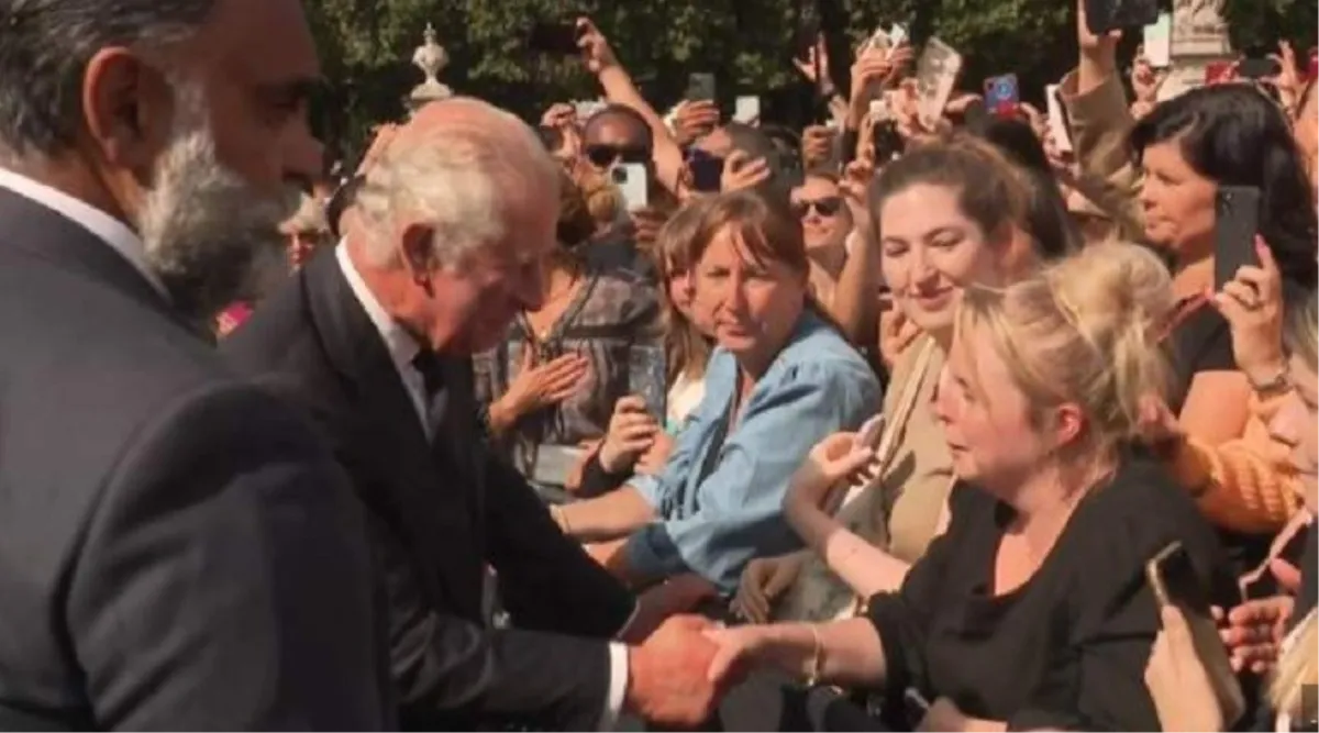Charles III ispred Buckinghamske palače prima sućut, ali i čestitke jer je postao kralj