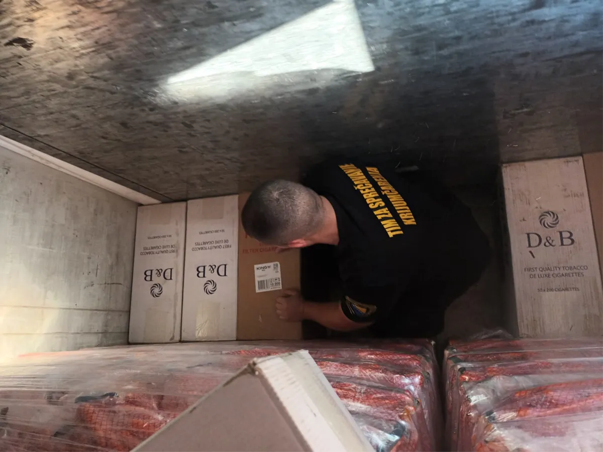 Legalno povezao povrće, ali su mu u hladnjači našli još 10 tisuća kutija cigareta, parfeme, novčanike, fotografsku opremu...
