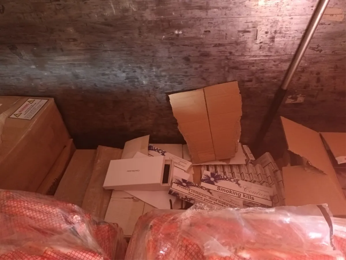 Legalno povezao povrće, ali su mu u hladnjači našli još 10 tisuća kutija cigareta, parfeme, novčanike, fotografsku opremu... 1