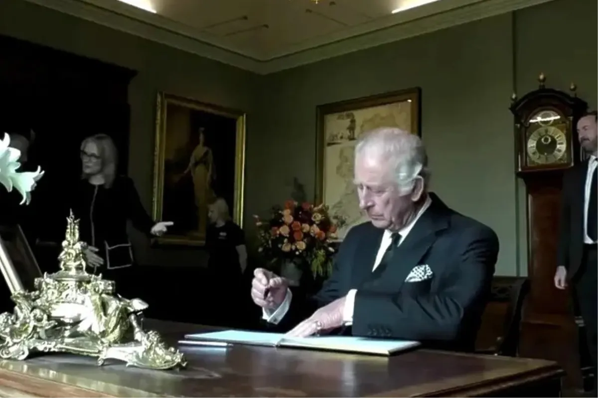 (VIDEO) 'Ne zna ništa bez matere': Charles III danas fulao datum, podivljao na olovke pa napustio prostoriju