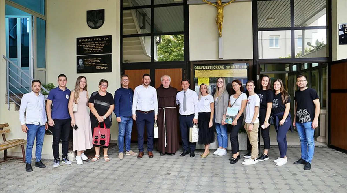 I HKUD Sveti Ante Cim na Vinkovačkim jesenima, iz Mostara ispratili ih fra Luka Marić i gradonačelnik Kordić