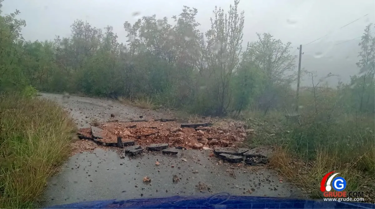 FOTO: Grom u Grudama udario u cestu prema Crljenoj Jami