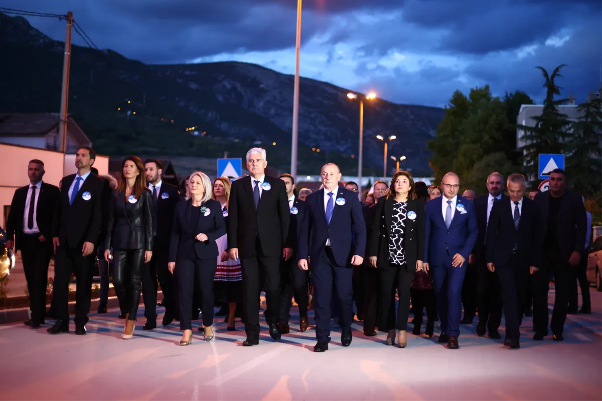 ODRŽAN ZAVRŠNI SKUP U STOLNOM GRADU: Pobjeda HNS-a na izborima pitanje je opstanka Hrvata i države Bosne i Hercegovine 1