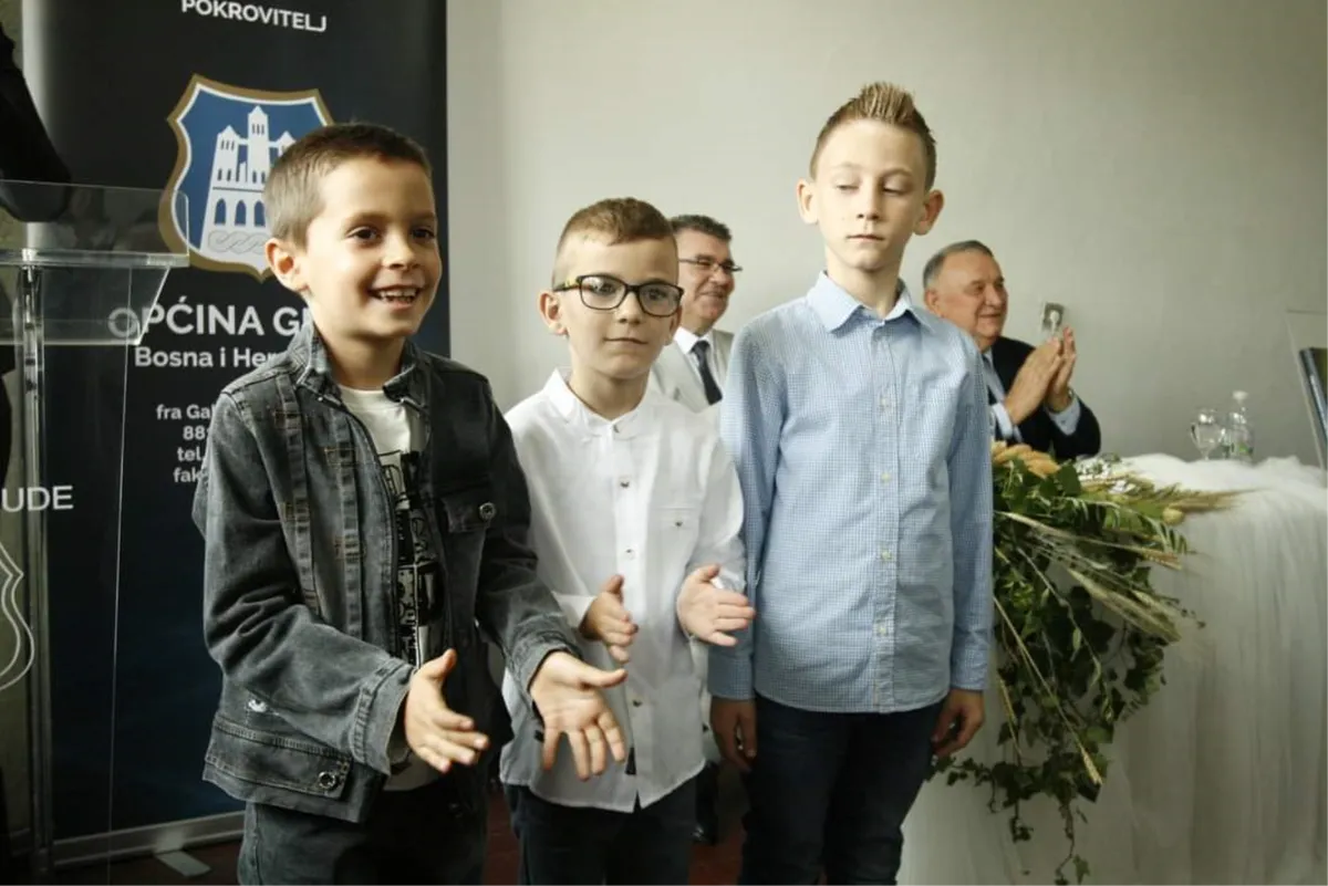 Predstavljena Monografija 60. godina škole na Drinovačkom Brdu FOTO 3