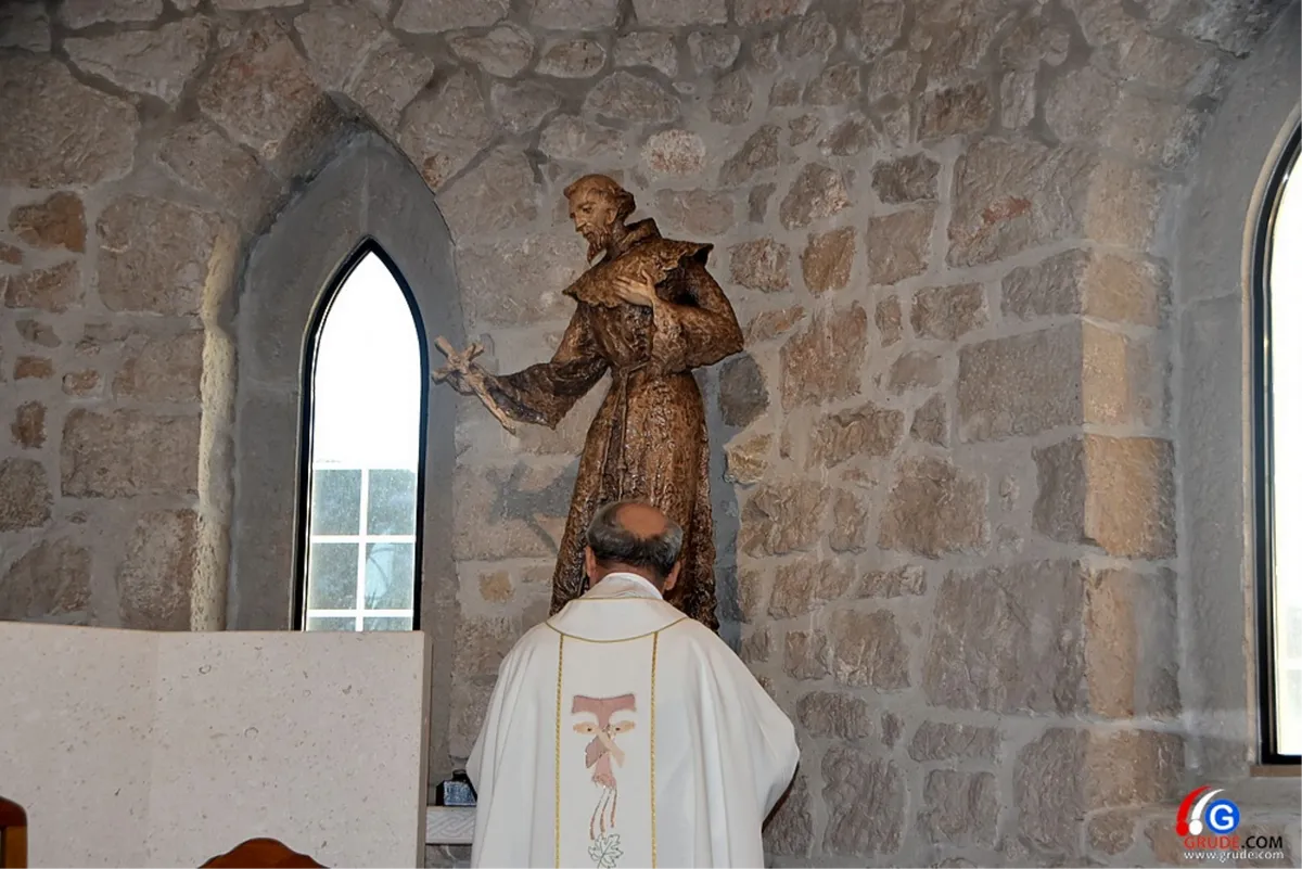 FOTO: GRUDE ČUVA I SVETI FRANJO! BLAGOSLOVLJEN KIP NAJDRAŽEG SVECA, DJELO ILIJE SKOČIBUŠIĆA, AKADEMSKOG KIPARA 11
