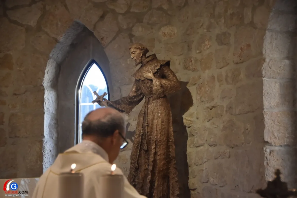 FOTO: GRUDE ČUVA I SVETI FRANJO! BLAGOSLOVLJEN KIP NAJDRAŽEG SVECA, DJELO ILIJE SKOČIBUŠIĆA, AKADEMSKOG KIPARA 4