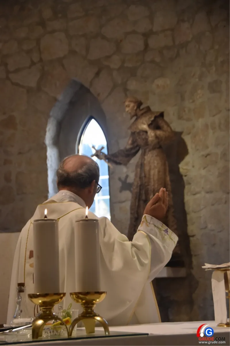 FOTO: GRUDE ČUVA I SVETI FRANJO! BLAGOSLOVLJEN KIP NAJDRAŽEG SVECA, DJELO ILIJE SKOČIBUŠIĆA, AKADEMSKOG KIPARA 6