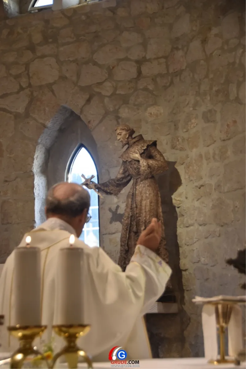 FOTO: GRUDE ČUVA I SVETI FRANJO! BLAGOSLOVLJEN KIP NAJDRAŽEG SVECA, DJELO ILIJE SKOČIBUŠIĆA, AKADEMSKOG KIPARA 7