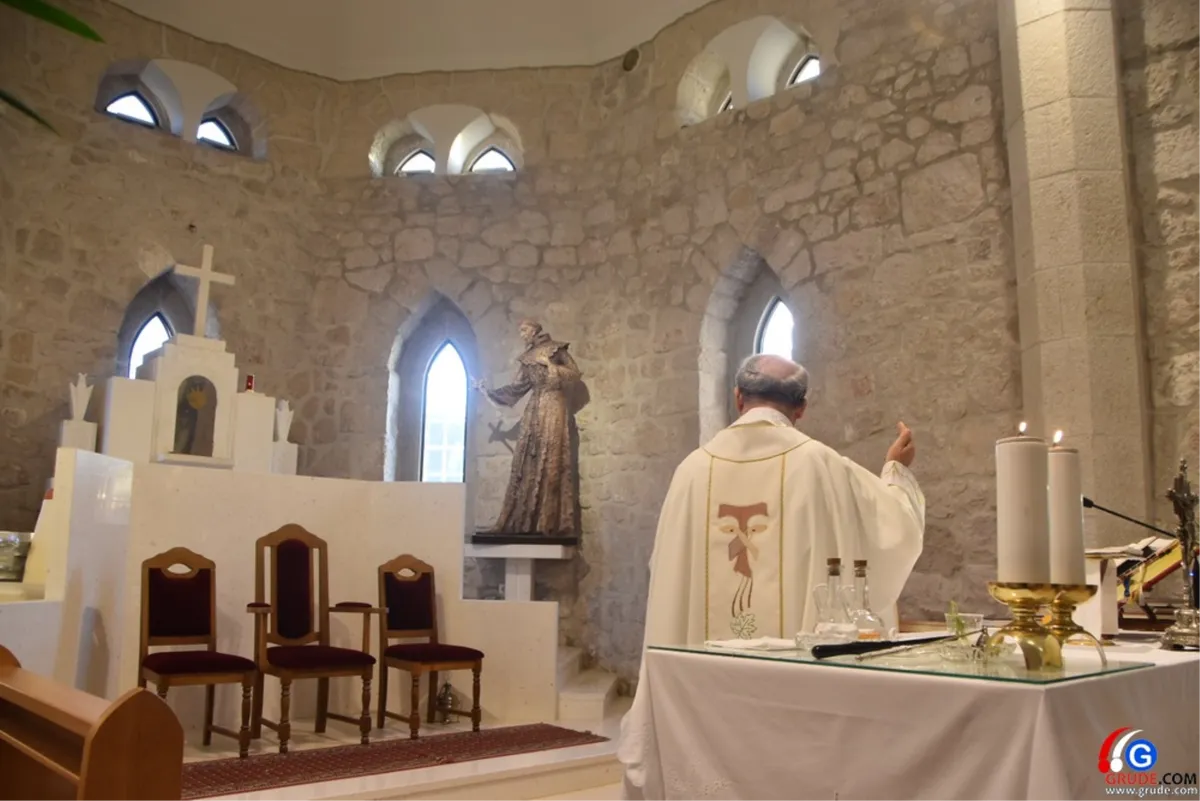 FOTO: GRUDE ČUVA I SVETI FRANJO! BLAGOSLOVLJEN KIP NAJDRAŽEG SVECA, DJELO ILIJE SKOČIBUŠIĆA, AKADEMSKOG KIPARA 8