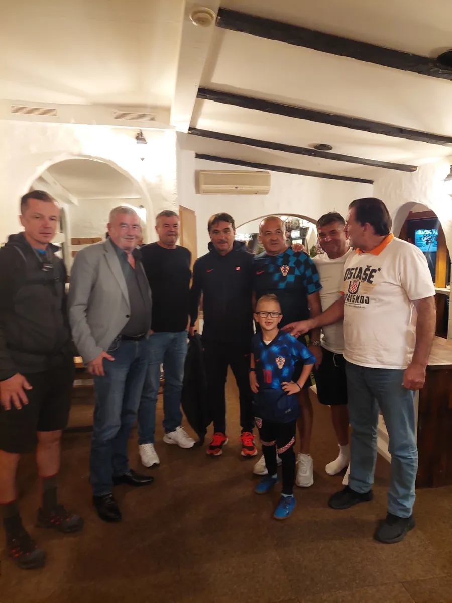 Zlatko Dalić rado se slikao s Gruđanima na svom hodočašću 8