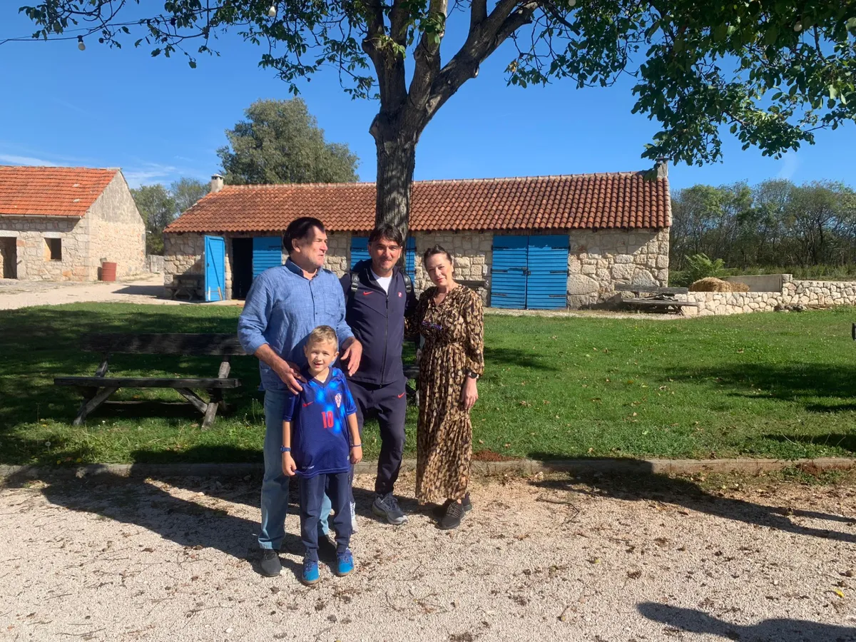 Zlatko Dalić rado se slikao s Gruđanima na svom hodočašću 14