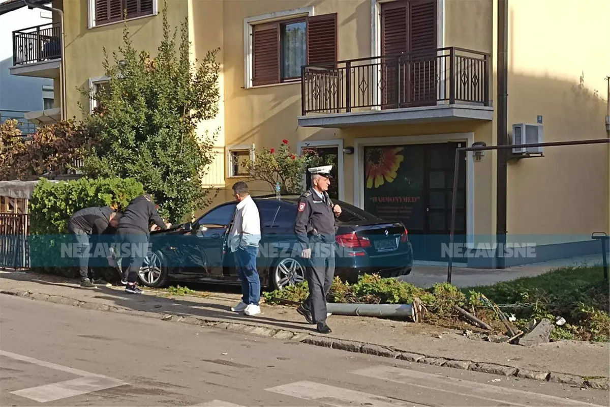 Vozilom uletio u dvorište obiteljske kuće