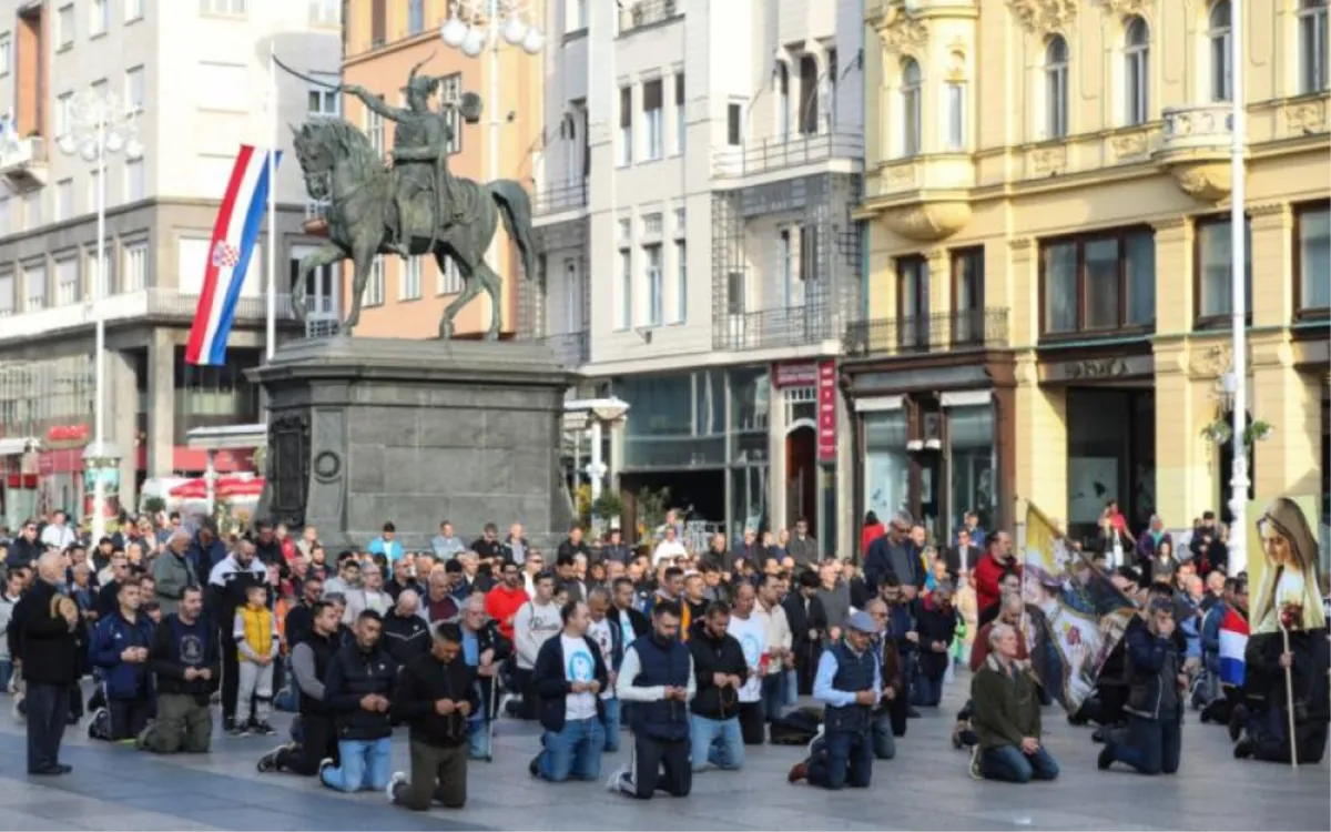 Zagreb: Stotine muškaraca na koljenima zajedno molile krunicu