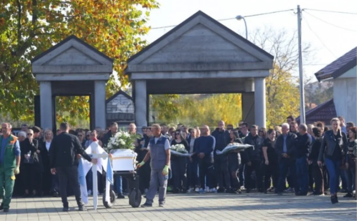 SUZE ZBOG MLADENA: Najmiliji se oprostili od 22-godišnjaka, sestra čitala pjesmu
