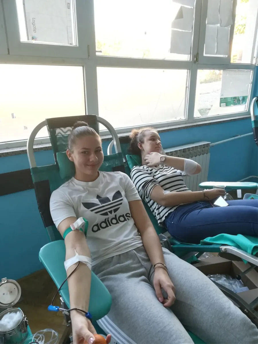 FOTO: Grudski maturanti pokazali veliko srce, njih 26 pristupilo darivanju krvi 10