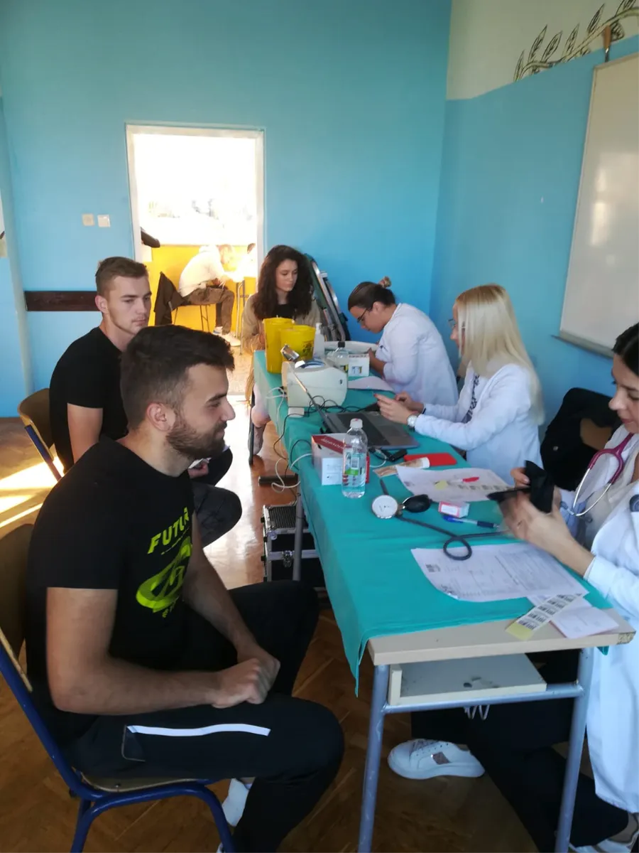 FOTO: Grudski maturanti pokazali veliko srce, njih 26 pristupilo darivanju krvi 16