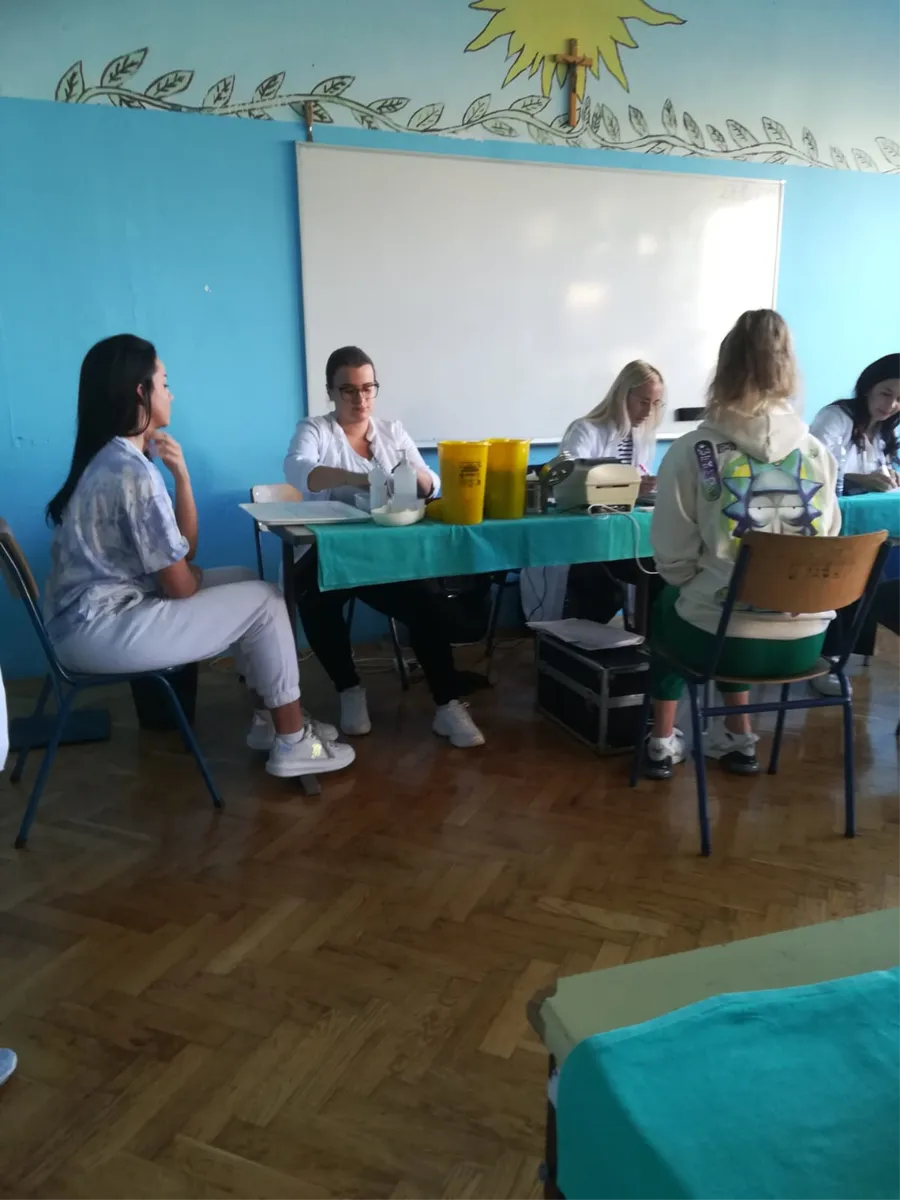 FOTO: Grudski maturanti pokazali veliko srce, njih 26 pristupilo darivanju krvi 18