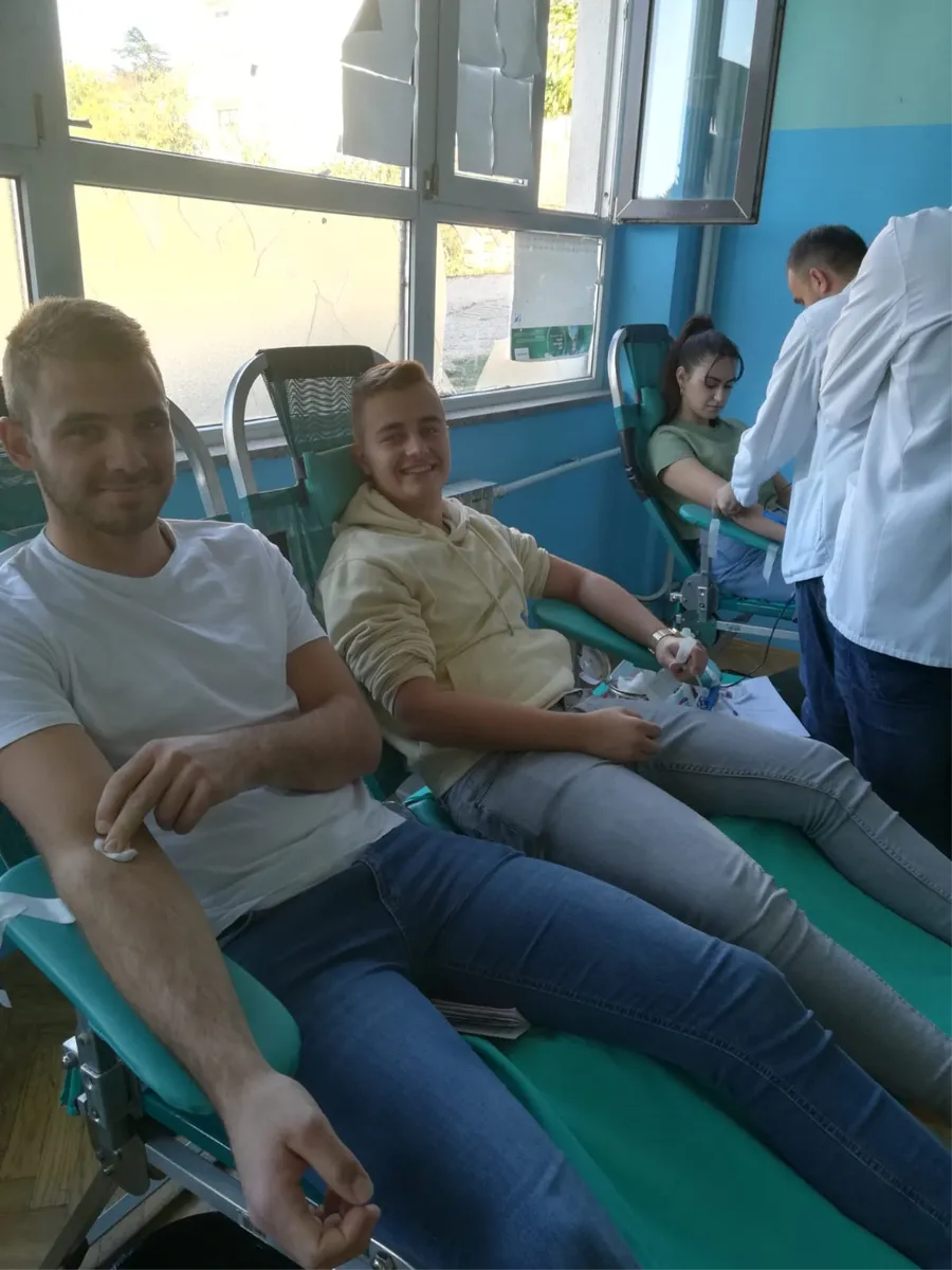 FOTO: Grudski maturanti pokazali veliko srce, njih 26 pristupilo darivanju krvi 2