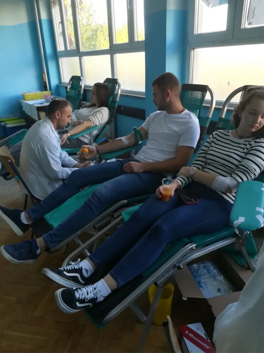 FOTO: Grudski maturanti pokazali veliko srce, njih 26 pristupilo darivanju krvi 6