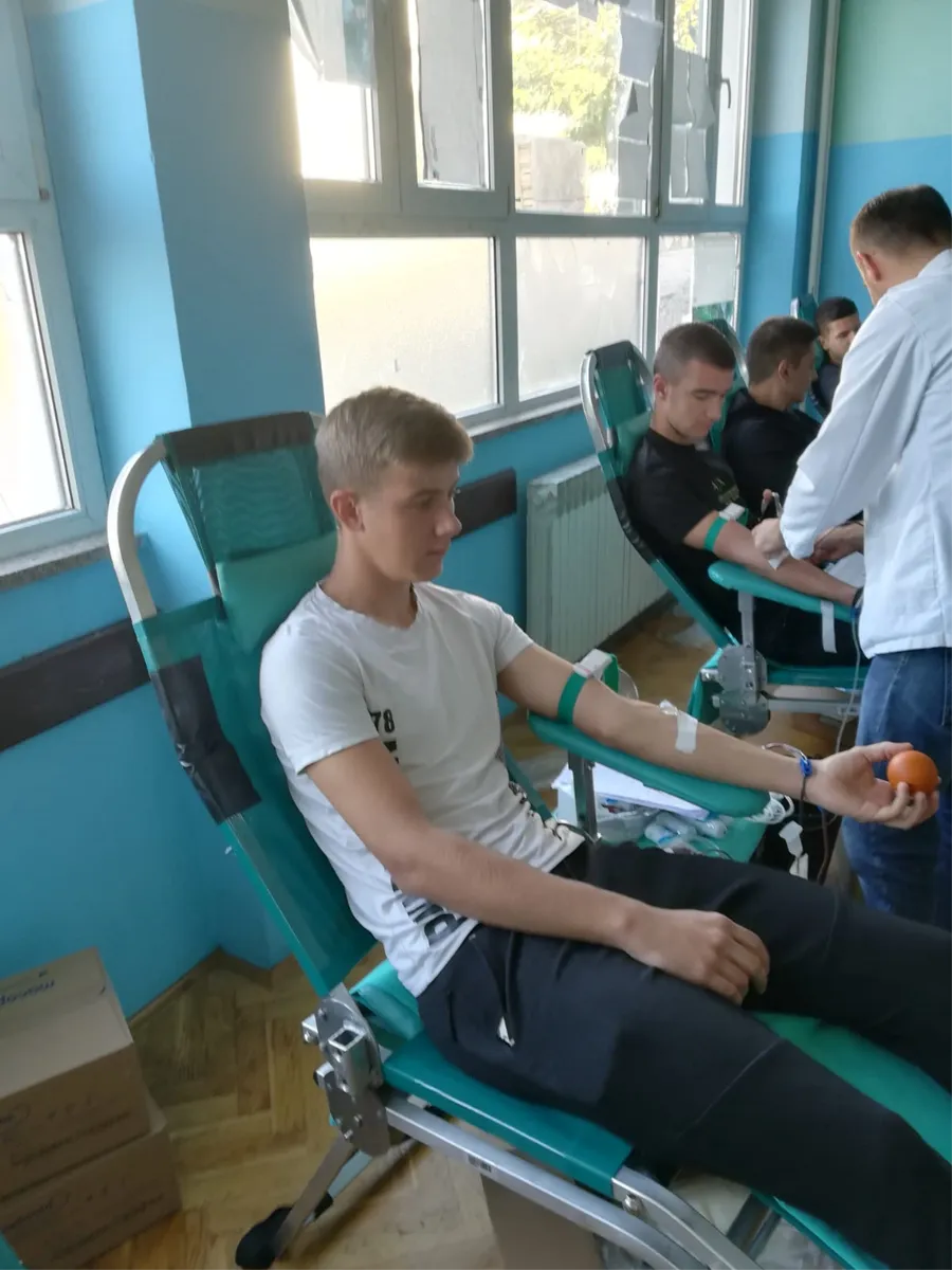 FOTO: Grudski maturanti pokazali veliko srce, njih 26 pristupilo darivanju krvi 7