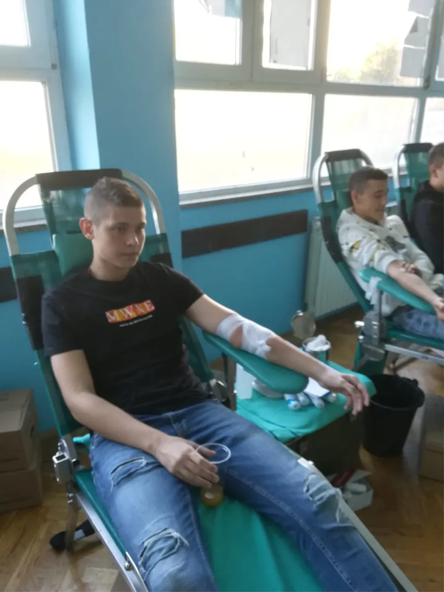 FOTO: Grudski maturanti pokazali veliko srce, njih 26 pristupilo darivanju krvi 8