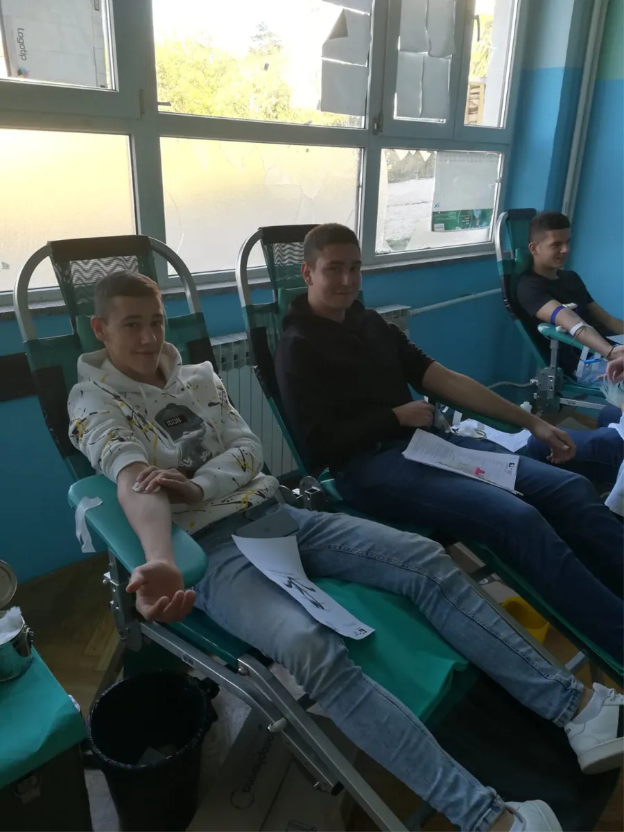 FOTO: Grudski maturanti pokazali veliko srce, njih 26 pristupilo darivanju krvi 9