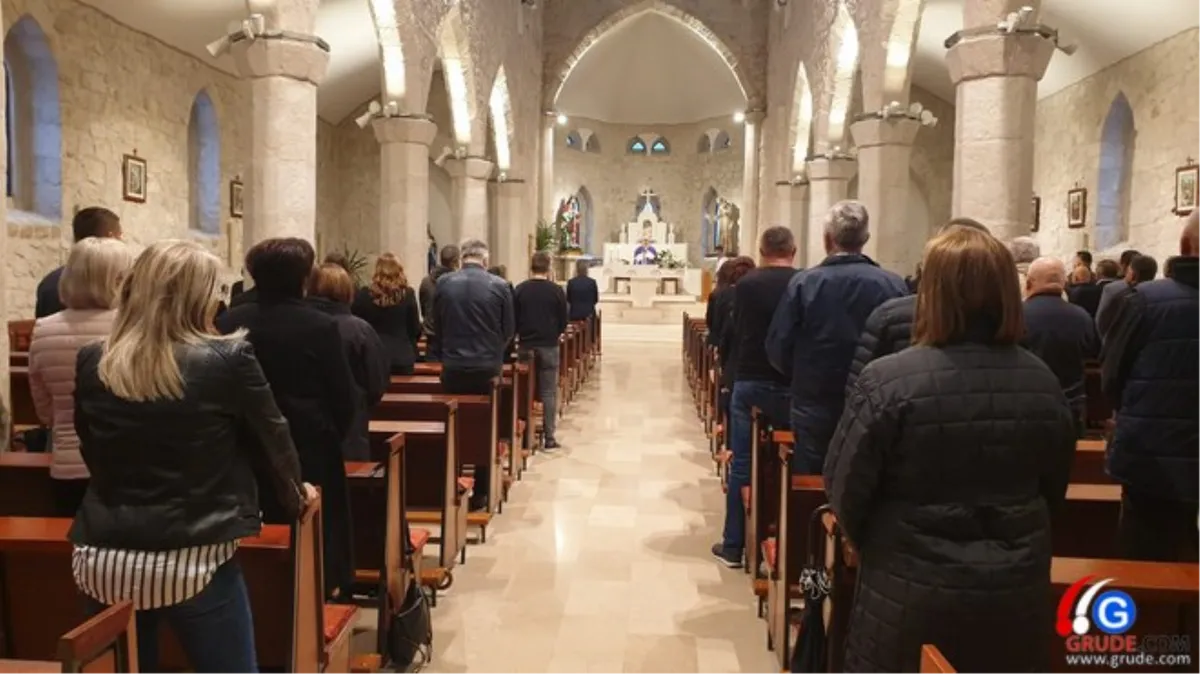 FOTO: TRADICIONALNA MISA ZA SVE PALE VITEZOVE U GRUDAMA: Branili su zemlju, i rame uz rame, ko ratnici svijetla, stali protiv tame.
