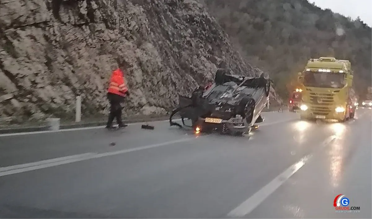Na Žovnici vozilo završilo na krovu FOTO