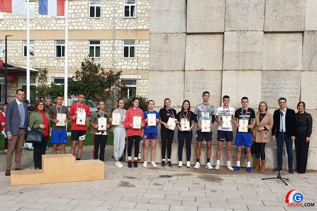 FOTO: U GRUDAMA ODRŽANA ULIČNA UTRKA, zlato za Ninu, Stipu, Petru i Tonija! 2