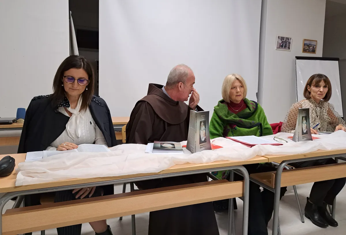Julienne Eden Bušić Gruđanima predstavila Zbornik ''Uskrsla lica Vukovara 1991. – 2021. FOTO''