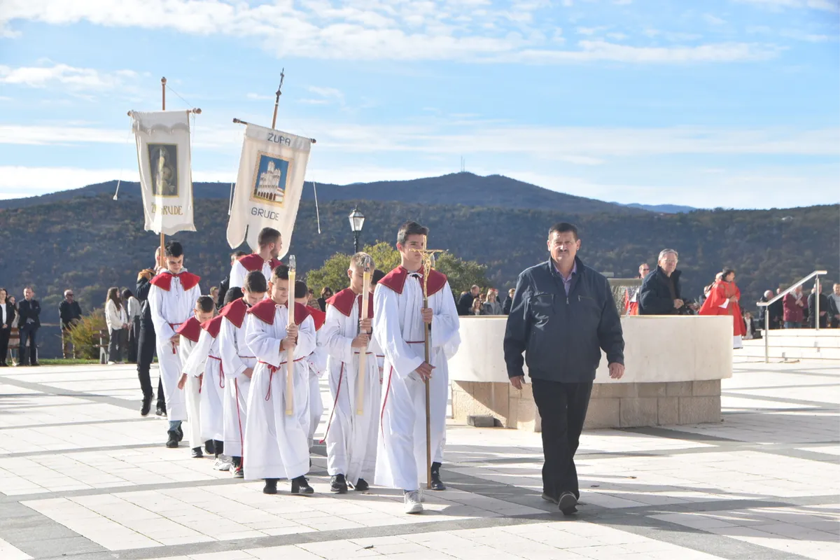 FOTO: GRUDE SLAVE BLAGDAN SVETE KATE, BLAGOSLOVLJEN NOVI GOSPIN KIP I KRIŽNE POSTAJE 2