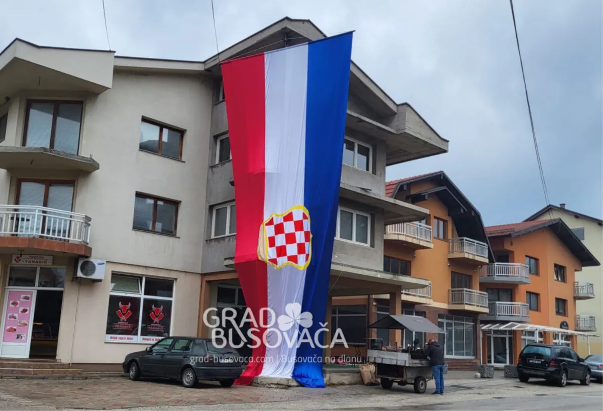 Busovača: Uoči utakmice Hrvatske postavljena najveća zastava hrvatskog naroda u BiH