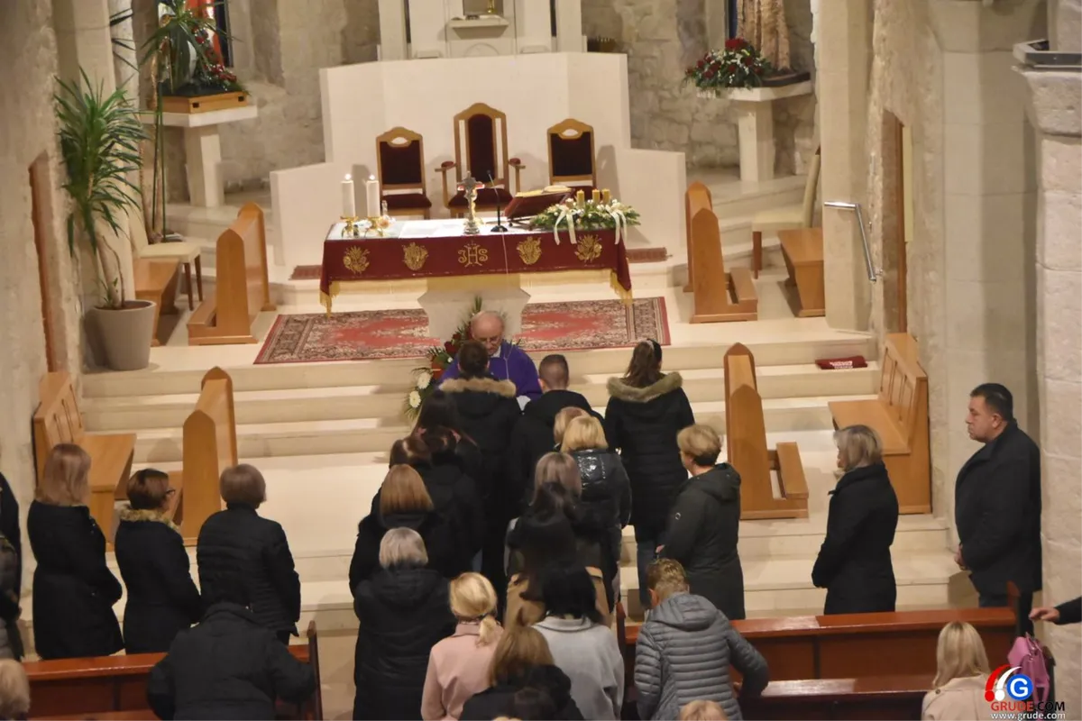 FOTO/VIDEO: GRUDE MOLITVOM POČELE DAN! Srca vjernika ispunjena ljubavlju zbog svetih misa zornica 9
