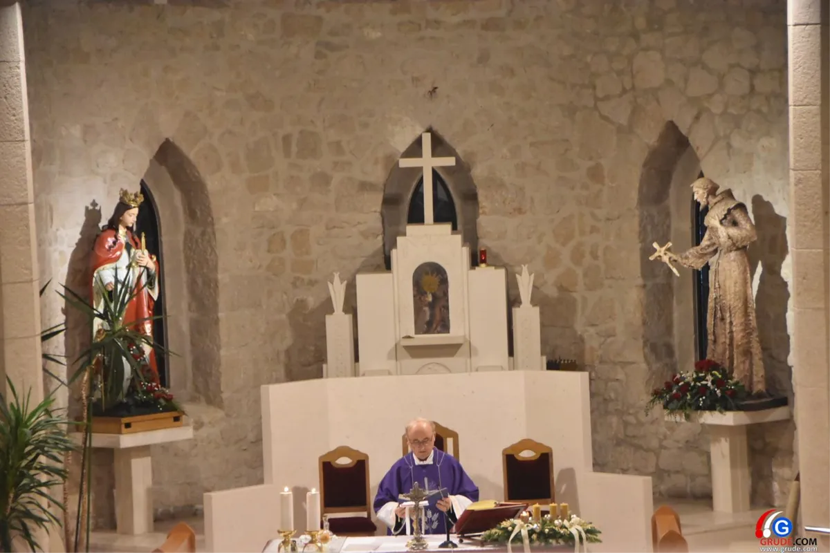 FOTO/VIDEO: GRUDE MOLITVOM POČELE DAN! Srca vjernika ispunjena ljubavlju zbog svetih misa zornica 6