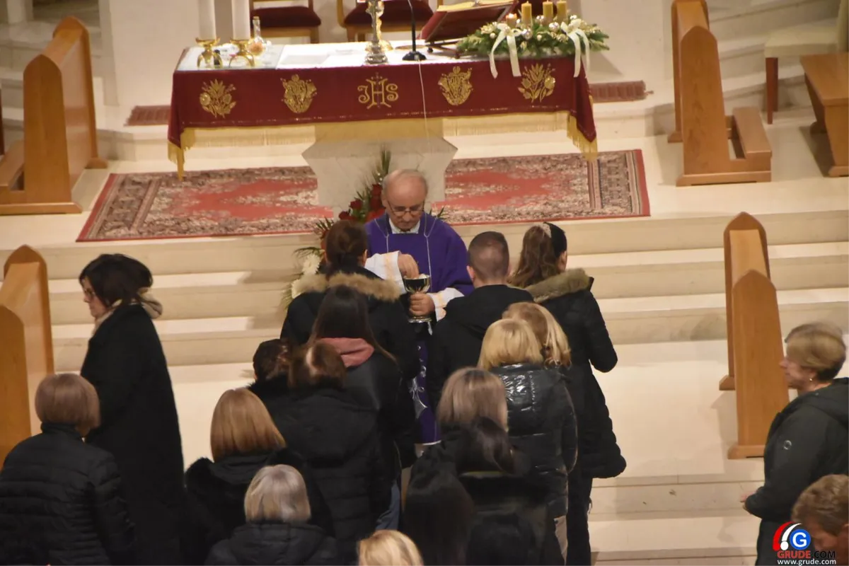 FOTO/VIDEO: GRUDE MOLITVOM POČELE DAN! Srca vjernika ispunjena ljubavlju zbog svetih misa zornica 8